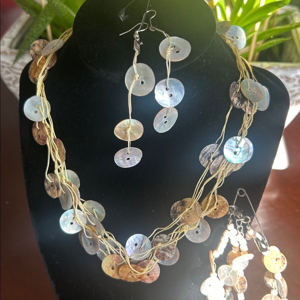 GUC 3 pc. Shell Button Jewelry Bundle - Picture 3 of 7